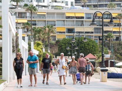 Turistas paseando por Torremolinos (Málaga).