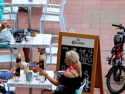 Uns turistes a la terrassa d'un bar de Lloret de Mar.