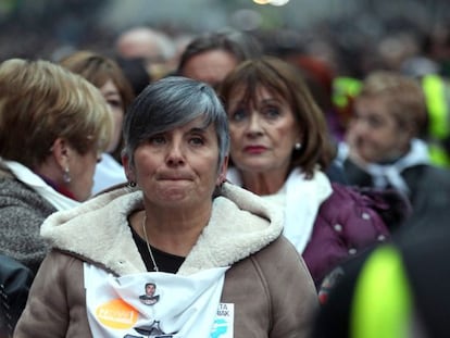 Una de las participantes en la manifestación en Bilbao contra la dispersión de los presos de ETA.