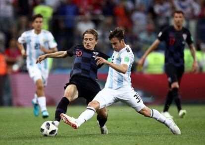 Luka Modric y Nicolas Tagliafico durante el partido.