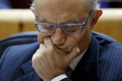 El ministro de Hacienda, Crist&oacute;bal Montoro, durante el pleno celebrado hoy en el Senado, en Madrid. 