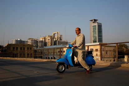 O jornalista Arif Balouch posa com sua Vespa modelo 1980 em Karachi (Paquistão).