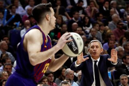 El entrenador del Barcelona Lassa, Svetislav Pesic gesticula en la banda.