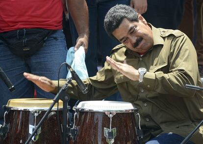 Maduro se atreve con los instrumentos en uno de los actos de campa&ntilde;a celebrado el martes 9 de abril ante el palacio de Miraflores, en Caracas.