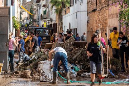 Muchos voluntarios han acudido hoy a Sant Llorenç, Mallorca para ayudar en las labores de limpieza del municipio.