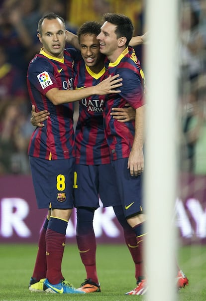 Neymar celebra el primer gol de la noche con Iniesta y Messi.