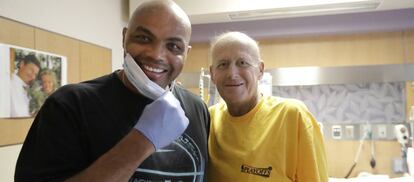 Craig Sager, visitado por Charles Barkley en el hospital, en agosto.