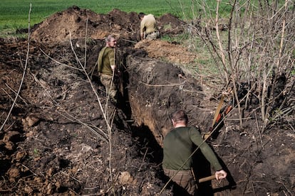 Tres soldados cavan una trinchera cerca de la ciudad de Barvinkove, al este de Ucrania. La ministra alemana de Defensa, Christine Lambrecht, ha confirmado en la base aérea estadounidense de Ramstein (Alemania) que su país ha autorizado el envío de tanques Gepard a Ucrania.
