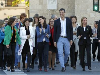 Pedro S&aacute;nchez, junto a miembros de la ejecutiva federal del PSOE en Valencia.