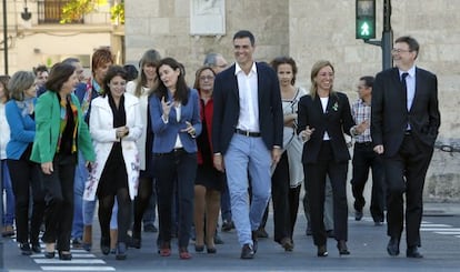 Pedro S&aacute;nchez, junto a miembros de la ejecutiva federal del PSOE en Valencia.