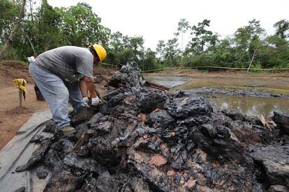 En 2009, todavía continuaban los trabajos de limpieza. En la imagen, un pozo contaminado de Shushufindi.