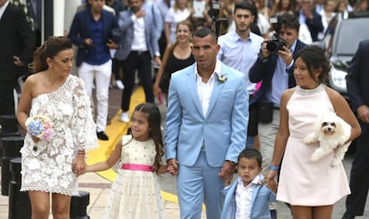 Carlos Tévez posa para las fotógrafos junto a Vanesa Mansilla y sus hijos Florencia (derecha), Katie y Lito Júnior tras su boda civil en San Isidro.