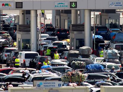 Una cola de vehículos aguardan en el puerto de Algeciras durante la OPE.