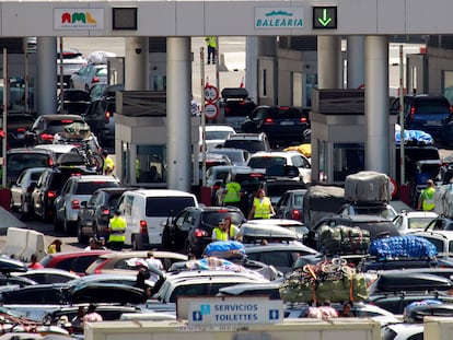 Colas de vehículos a la entrada de la zona de embarque del puerto de Algeciras (Cádiz), durante la Operación Paso del Estrecho del año pasado.