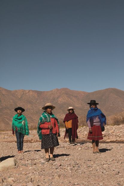 “Estas mujeres que aparecen retratadas son las responsables [en un 51%] de alimentar a un continente entero, por eso, mi intención es que las fotografías captaran la esencia de todas ellas. Nunca quise dramatizar su situación. Son mujeres luchadoras, que hablan en plural”. Así explica la fotógrafa Cecilia Duarte cómo fue el planteamiento que siguió para convertir a la mujer latinoamericana y del Caribe en el eje central de su reportaje. En la imagen posan, de izquierda a derecha, Celeste Valero, Edilberta Pica, Noemí Valero y Lucrecia Ortiz. Todas son agricultoras y artesanas de Puna y de la Quebrada de Humahuaca, en Jujuy, al norte de Argentina. Forman parte de Qenqo Artesanía Textil, una cooperativa artesanal del tejido de la lana de llama.