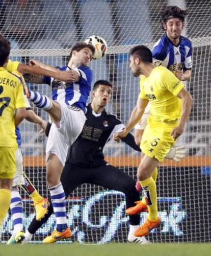 Iñigo Martínez despeja ante Rulli  