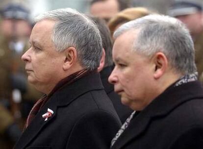 Los hermanos Kaczynski: Lech, el presidente de Polonia (izquierda), y Jaroslaw, el jefe del Gobierno.