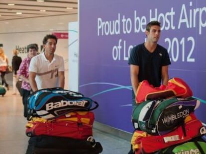 Marcel Granollers y Marc Lopez llegan a Heathrow.