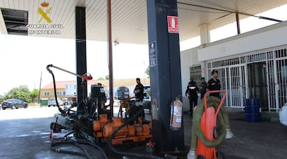 Agentes de la Guardia Civil, durante una operación contra el fraude de hidrocarburos
