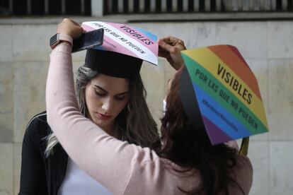 La joven Kimberly Ayala se prepara para su graduación en Asunción (Paraguay). Ayala se convirtió en la primera abogada transexual de Paraguay tras cinco años de negativas por parte del poder judicial, que le impedía jurar y matricularse.
