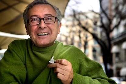 El dibujante Fer posa enseñando un pin del Gat Perich, en 2007.