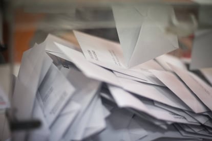 Sobres con votos en el interior de una urna del colegio electoral Proa del barrio de la Bordeta (Barcelona).