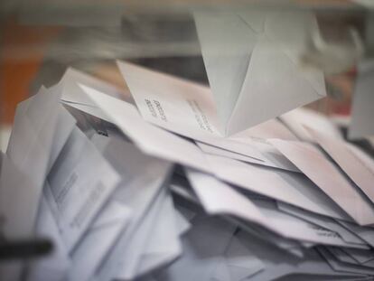 Sobres con votos en el interior de una urna del colegio electoral Proa del barrio de la Bordeta (Barcelona).