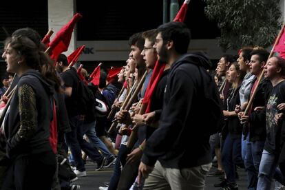 Varios activistas del sindicato comunista PAME corean consignas durante una protesta organizada en el marco de la huelga general de 24 horas, en Atenas (Grecia).