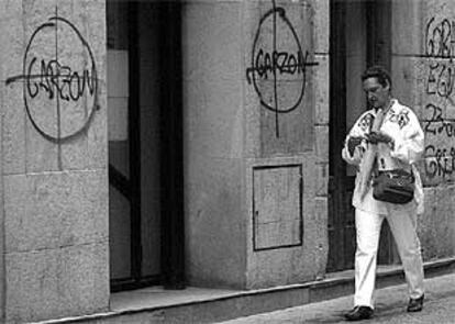 Pintadas amenazantes contra el juez Baltasar Garzón en San Sebastián.