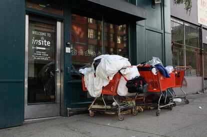 Puerta de Insite, en Vancouver, la única narcosala legal de Norteamérica. Muchos de los consumidores viven en la calle y dejan sus pertenencias en carritos cuando entran a Insite a inyectarse droga.