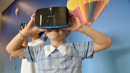 Una niña juega con un visor de realidad virtual.