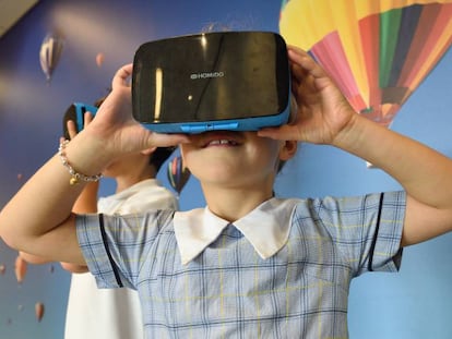 Una niña juega con un visor de realidad virtual.