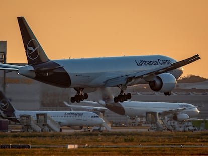 Un avión de Lufthansa aterriza en el aeropuerto de Fráncfort, donde el grupo deberá ceder 'slots'.