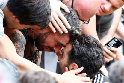 Buffon recibe el cariño de la grada del Juventus Stadium. 