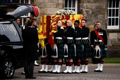 El féretro es trasladado al interior del palacio de Holyroodhouse, residencia real ubicada frente al Parlamento regional escocés. 