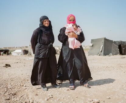 Una mujer con su hijo y su madre, en un campo para desplazados internos cerca de la ciudad de Raqqa, en Siria. La mujer ha sufrido violencia doméstica en el campamento y su antiguo marido también maltrató a su hija mayor. Aquí los niños tampoco tienen acceso a ningún tipo de educación.