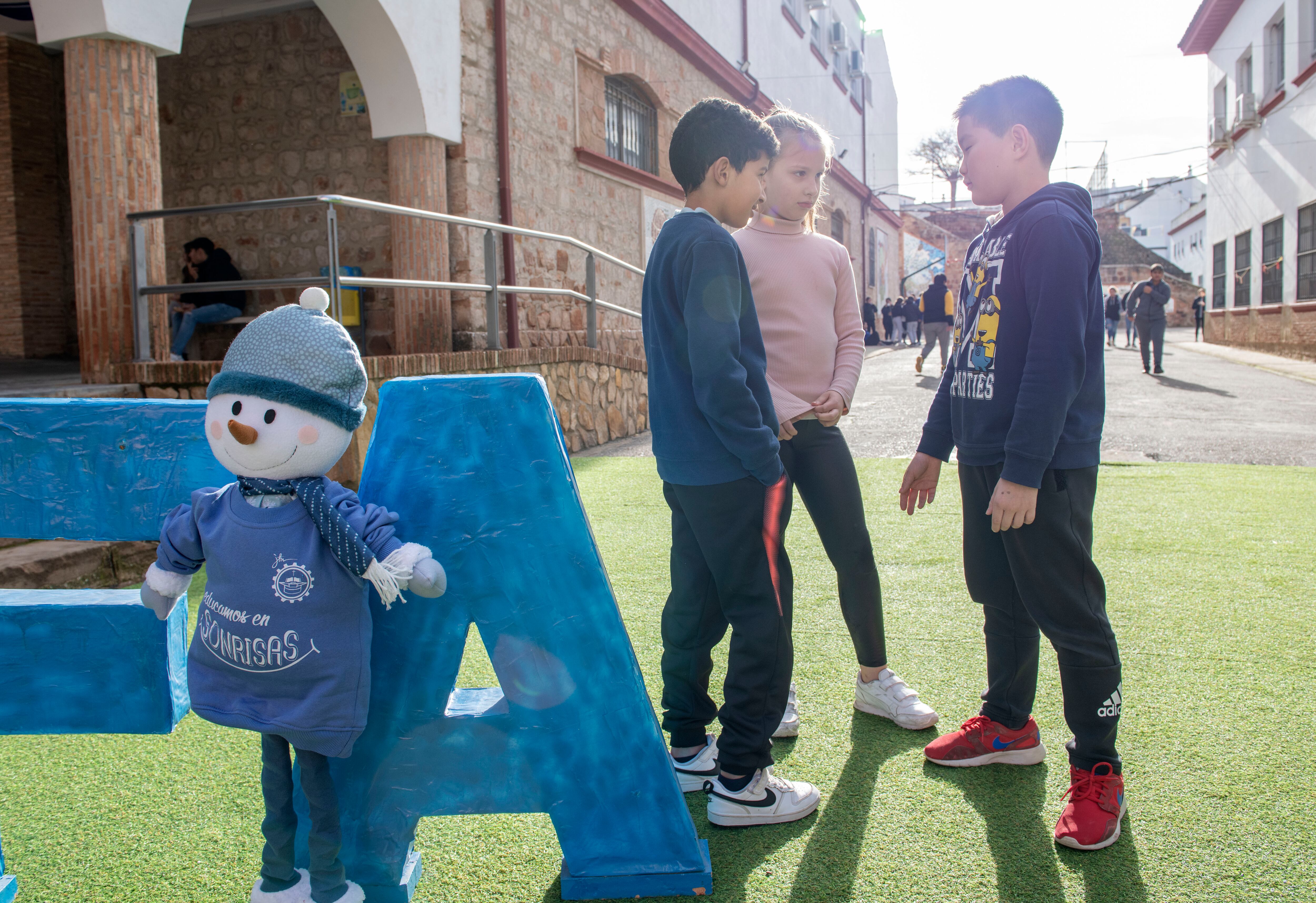 Tres alumnos de distintos países hablan en el recreo del colegio Safa de Linares.