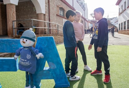 Tres alumnos de distintos países hablan en el recreo del colegio Safa de Linares.