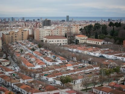 Vista del &uacute;nico barrio de casas baratas que quedar&aacute; en Barcelona, el de Can Peguera, en Nou Barris, con el mar de fondo. 