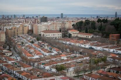 Vista de l'únic barri de cases barates que quedarà a Barcelona, el de Can Peguera, a Nou Barris, amb el mar de fons.