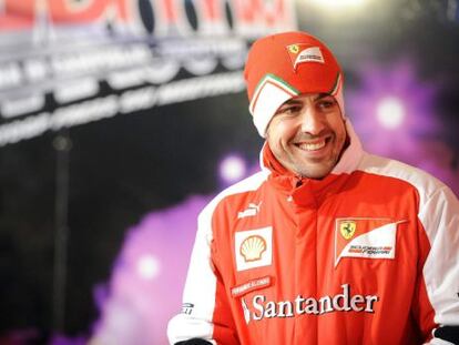 Fernando Alonso, sonríe durante un encuentro con aficionados.
