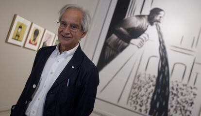 Andrés Rábago, junto a su exposición del Centre Cultural La Nau de Valencia.