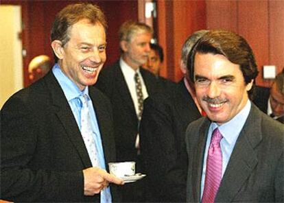 El primer ministro británico, Tony Blair, junto al presidente del Gobierno español, José María Aznar.