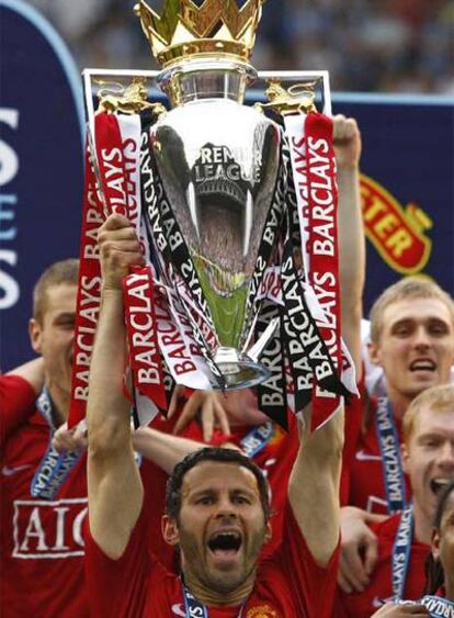 Giggs levanta el trofeo que acredita el  título de Liga del United.