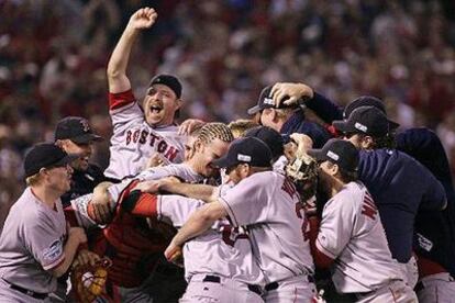 Los Red Sox celebran el título de campeones del mundo de la Serie Mundial de béisbol.