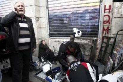 Un manifestante recibe tratamiento médico durante una jornada de protestas a la entrada del Ministerio de Finanzas, en Atenas.