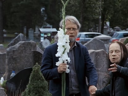 Antanas Mockus y su mamá, la artista Nijolé Šivickas, en una imagen del documental 'Nijolé', en Lituania, en 2016.