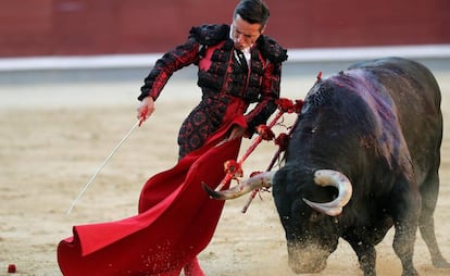 Diego Urdiales, durante la corrida de la Beneficencia, esta tarde en Las Ventas.