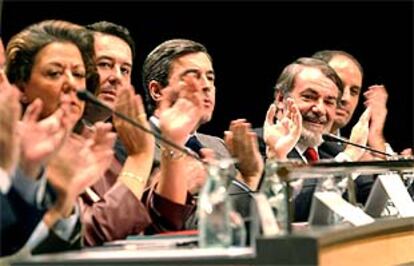 Angel Acebes (centro) y José María Michavila (segundo por la izqda) clausuraron la convención 'Más seguridad, más libertad' en Valencia.