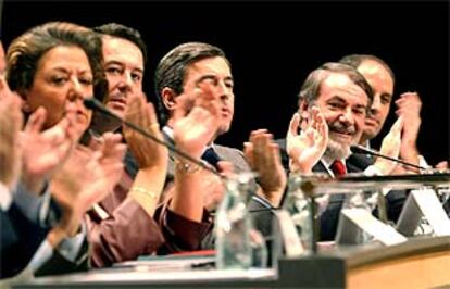 Angel Acebes (centro) y  José María Michavila (segundo por la izqda) clausuraron la convención 'Más seguridad, más libertad' en Valencia.